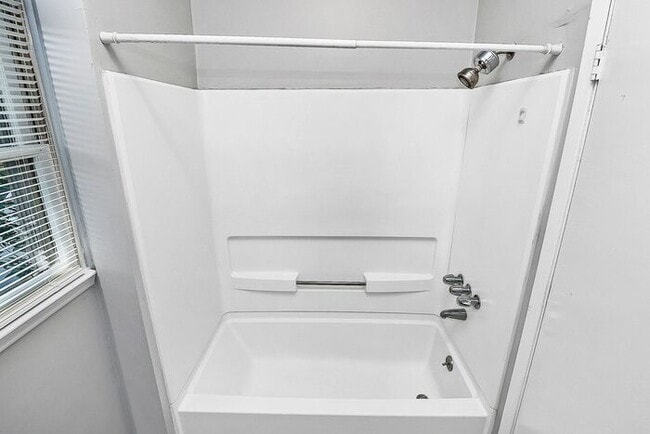 Building Photo - Charming 2nd Floor 2BD/1BA Unit on Pecan Ave!