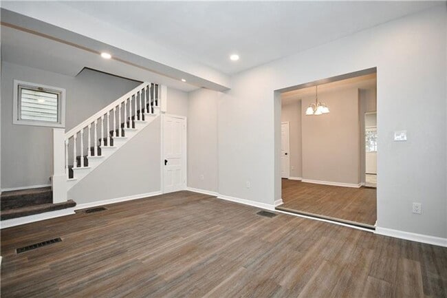 Building Photo - Beautifully Remodeled 3 Bedroom House in C...