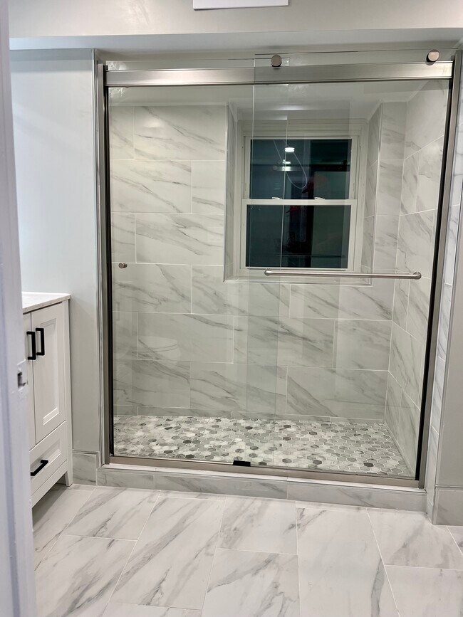 Building Photo - 1833 N Sawyer Ave