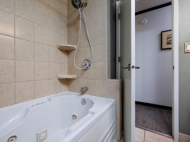 Building Photo - Beautiful 3 bedroom unit near in Lake Oswe...