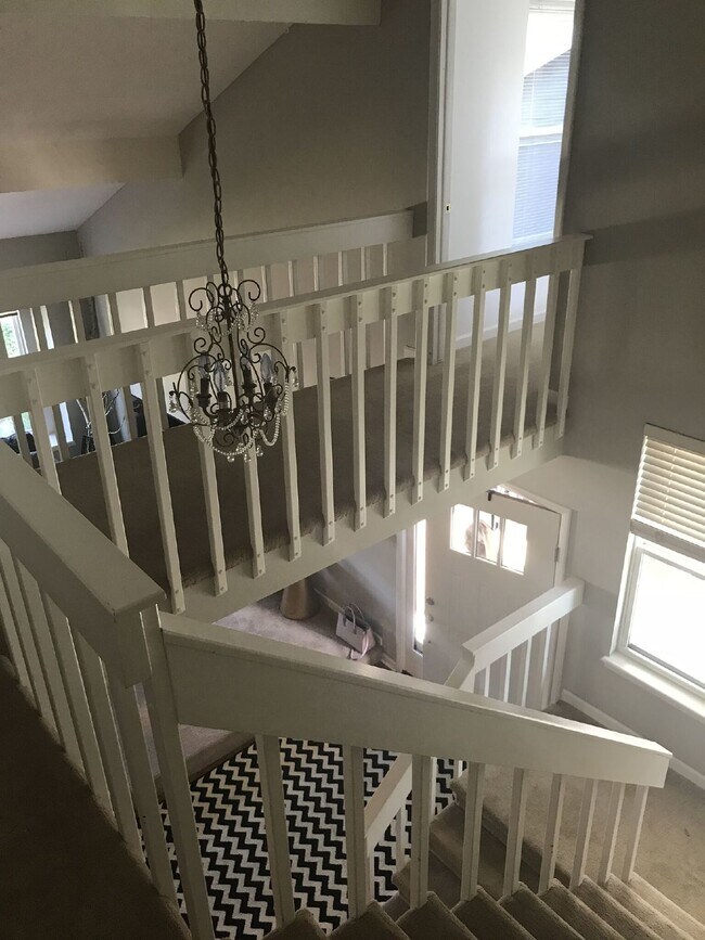 Building Photo - HUGE & ADORABLE 5BR/3.5BA in heart of Willow Creek 2! Available 7/15/26