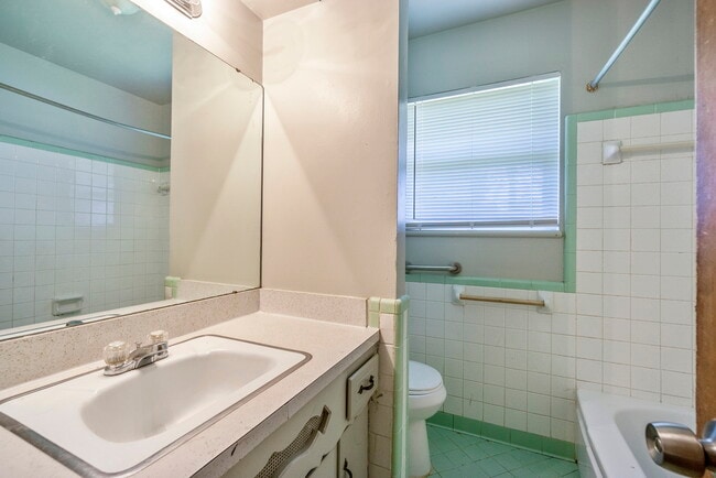 Building Photo - 1509 NE 33rd St