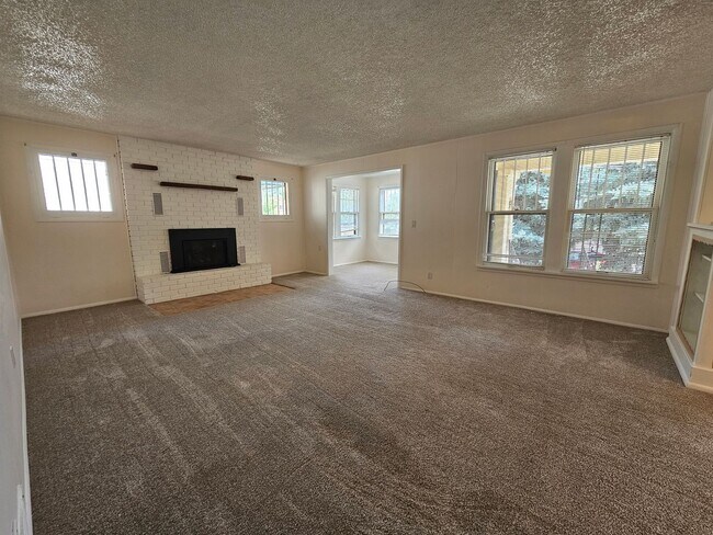 Building Photo - 3 Bed 1 Bath Charming Westside Retreat!!