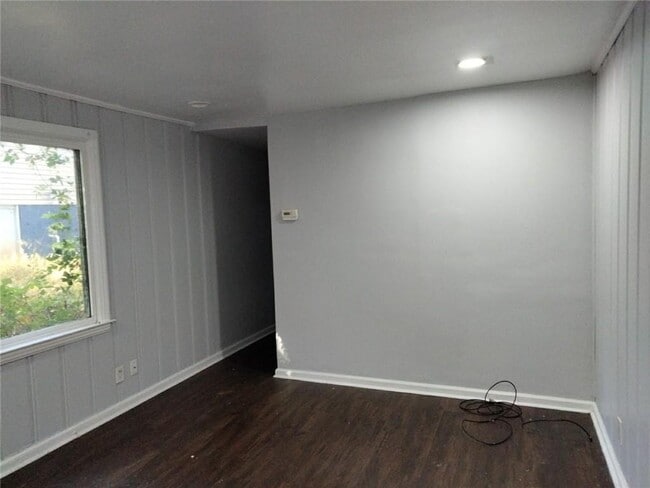 Building Photo - 873 Midway St SE