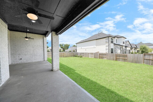 Building Photo - 10235 Forest Lake Dr
