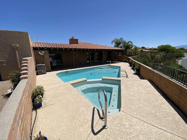 Building Photo - Spacious 2bd/2bath + Den home in Catalina ...