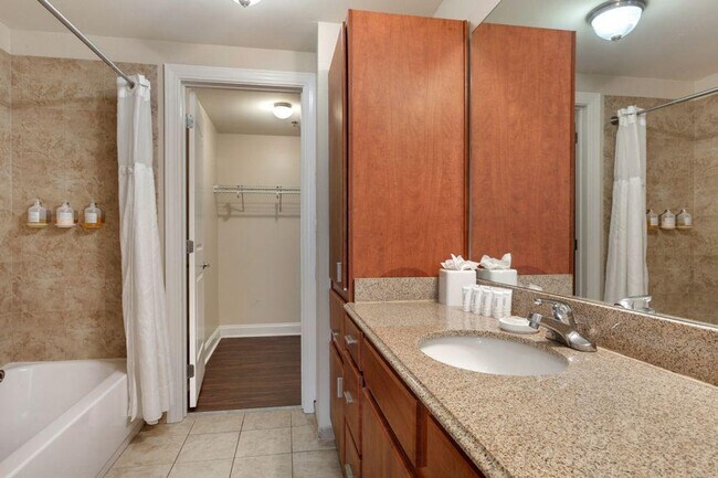 Building Photo - 925 Common St