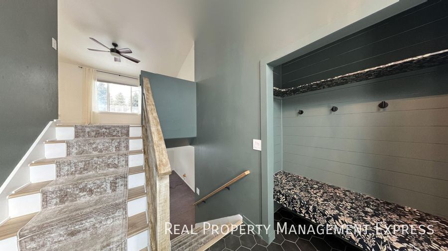 Building Photo - Spacious 4BR, 2BA Gem with Fireplace and Open Basement