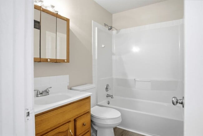 Building Photo - Updated 2 Bed, 1 Bath Home with Modern Finishes & Off-Street Parking