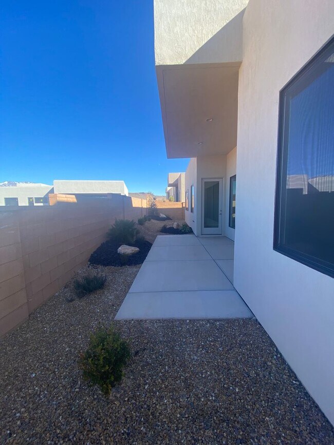 Building Photo - Beautiful home in the Ledges