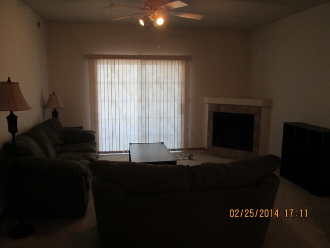 Building Photo - AVAILABLE NOW!!!  2 Bedroom Condo in amazi...