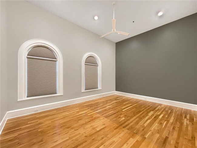 Building Photo - 300 Wall St