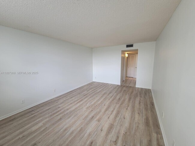 Building Photo - 18151 NE 31st Ct