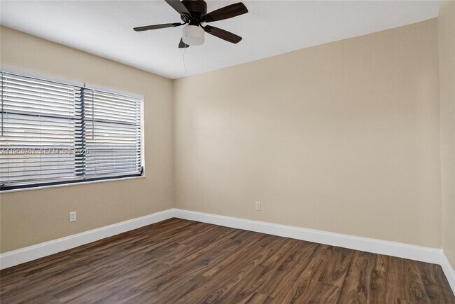 Building Photo - 525 SE Brookside Terrace