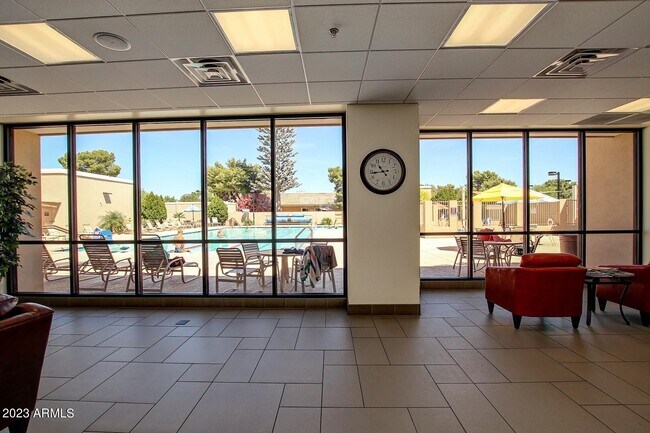 Building Photo - 10612 W Oakmont Dr