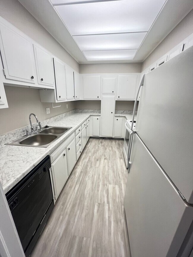 Building Photo - Beautiful renovated East Memphis condo located in the Richland area! Community Pool! Small pets a...