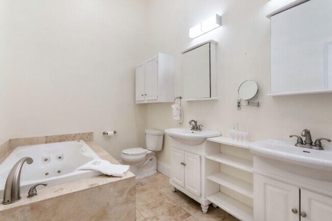 Building Photo - 1204 Carondelet St