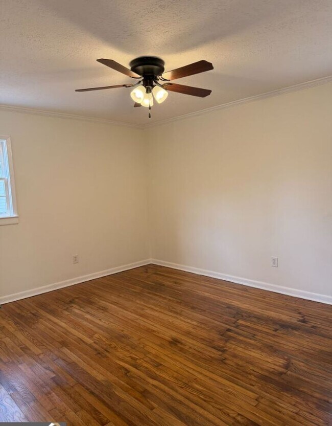 Building Photo - 1065 Nelson St