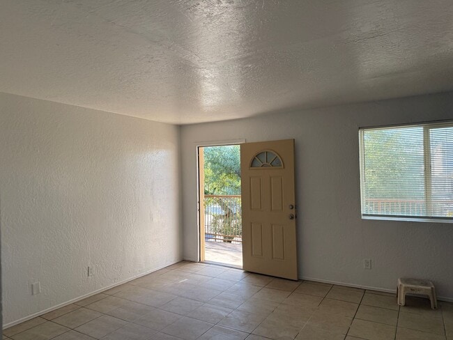 Building Photo - 2 Bedroom Phx. Condo