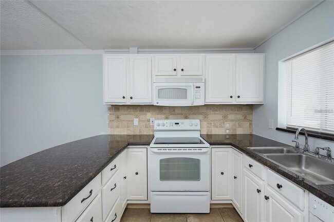 Building Photo - 2608 Hidden Lake Dr N