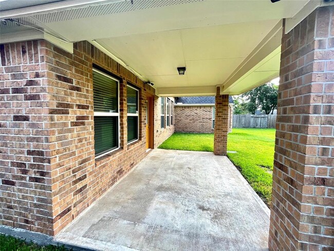 Building Photo - 2115 Mooncrest Dr