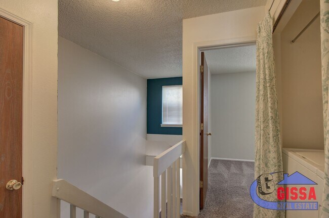 Building Photo - Cute townhome with 2 bedrooms - 1 1/2 bath...