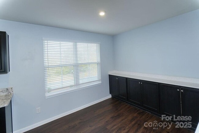 Building Photo - 808 Renee Ave