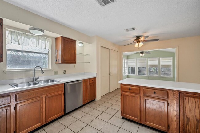 Building Photo - 605 Kingfisher Creek Dr - Nature lovers pa...