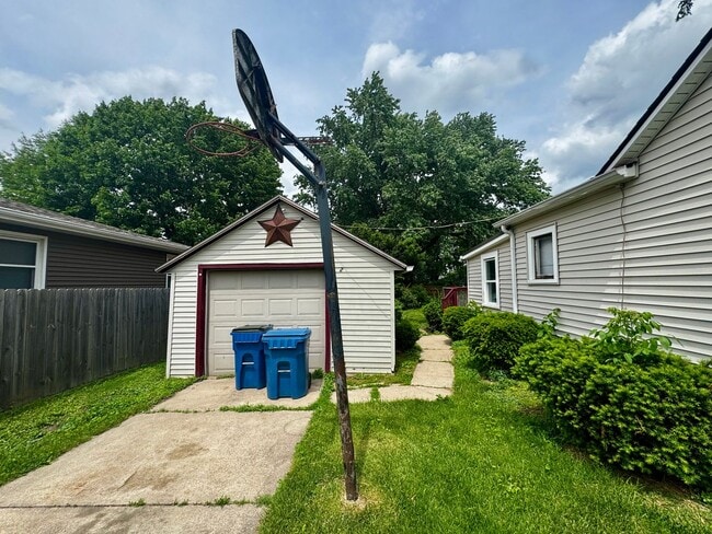 Building Photo - Charming 2-Bed, 1-Bath Single-Family Home in Coal Valley – Available Now!