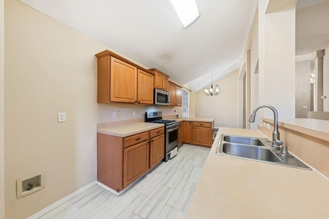 Building Photo - 6718 Meadowcrest Dr