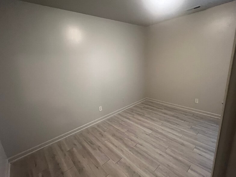 Building Photo - Room in Duplex on Beck St