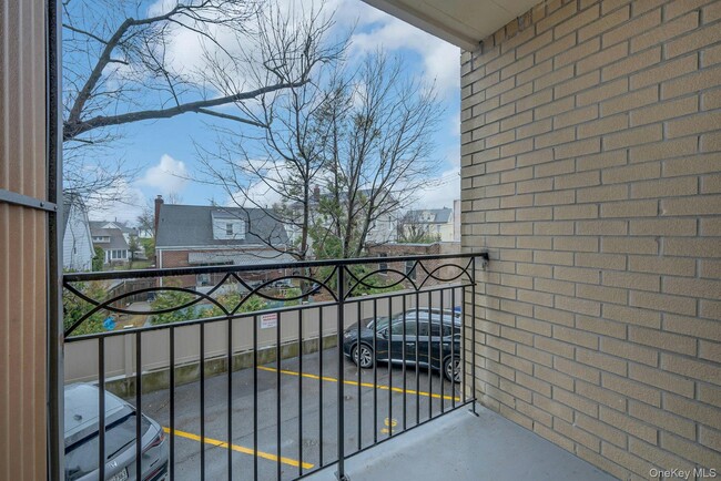 Building Photo - 505 White Plains Rd