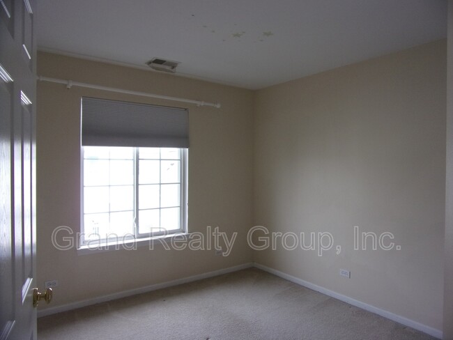 Building Photo - 652 S Rosehall Ln