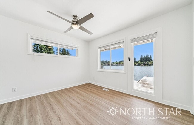Building Photo - Newly renovated stunning lakefront home.
