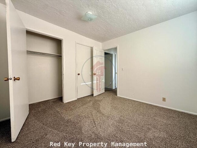 Building Photo - Noble Rd. Duplex