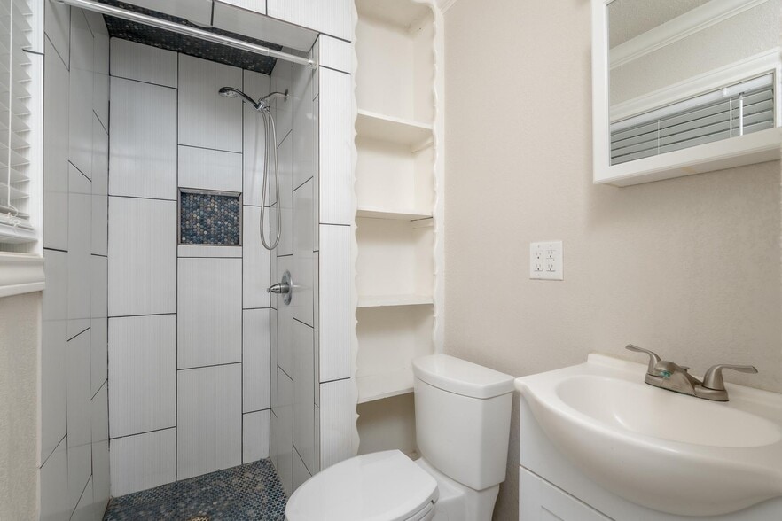 Building Photo - 3042 S 28th St