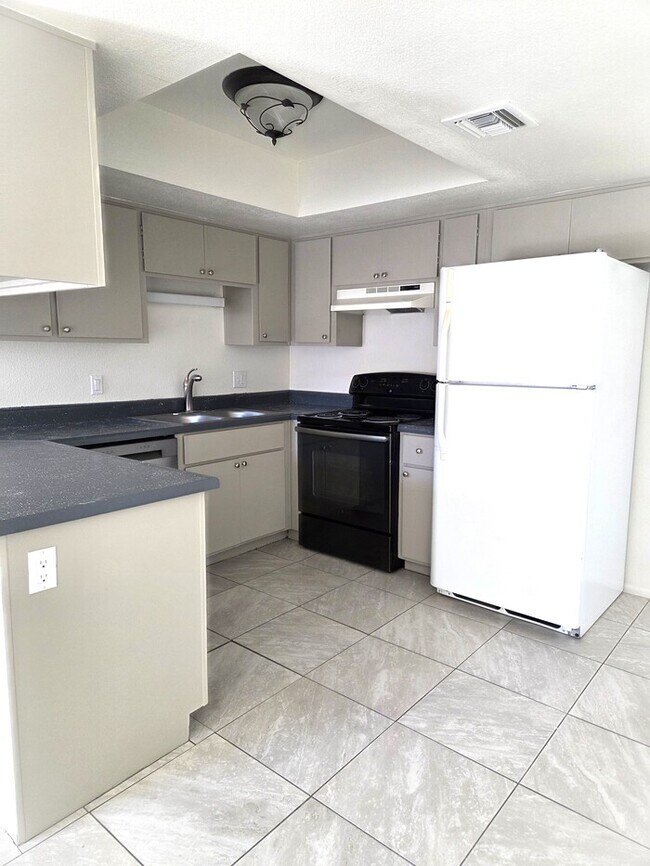 Building Photo - Cute 2 bedroom 1.75 bathroom