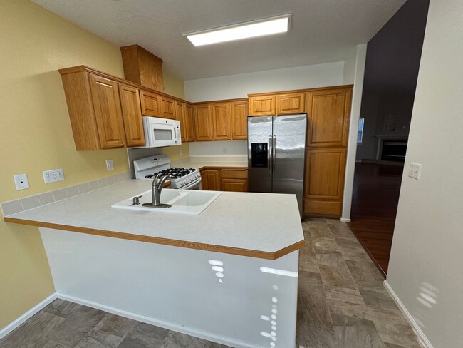 Building Photo - Beautiful 3 Bedroom In Eugene MOVE IN SPEC...