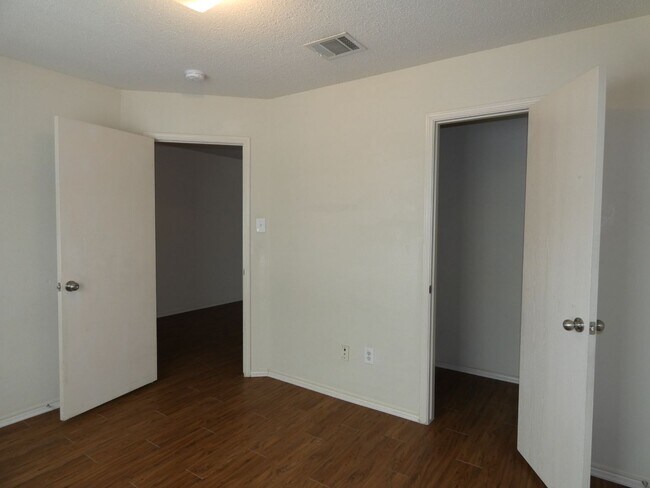 Building Photo - 10325 Bear Hollow Dr