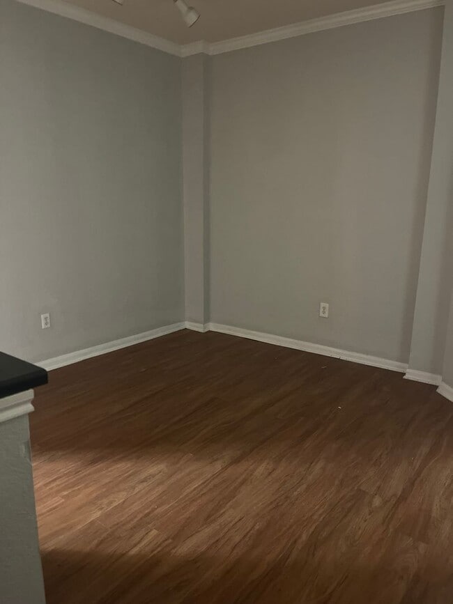 Building Photo - $600 Deposit* Updated Downtown 2/2 Condo w...