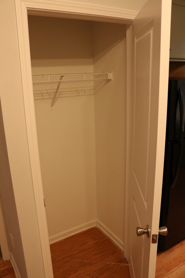 Building Photo - 1564 Walnut View Dr