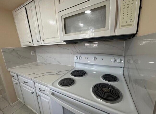 Building Photo - 5921 Arncliffe Dr