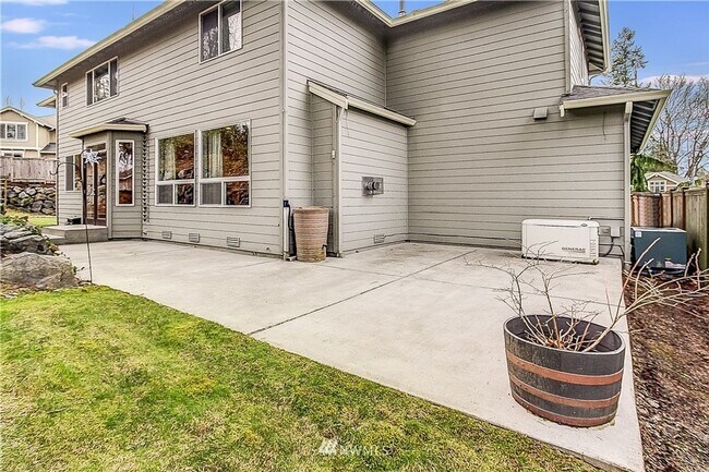 Building Photo - Sammamish Home