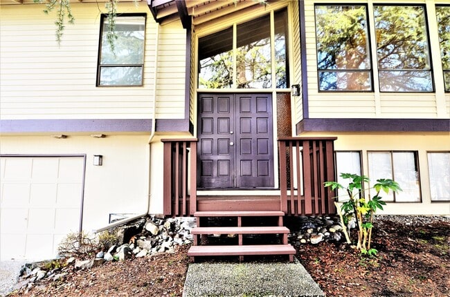 Primary Photo - Charming 4-Bedroom Home with Bonus Rooms &...