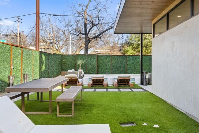 Building Photo - 1304 Comal St