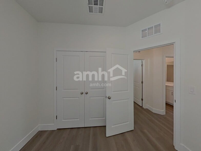 Building Photo - 893 English Primrose St