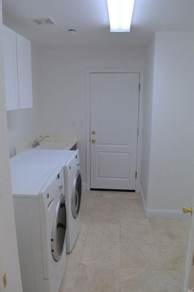 Building Photo - Spacious 4/3 located by American Canyon High available for rent!