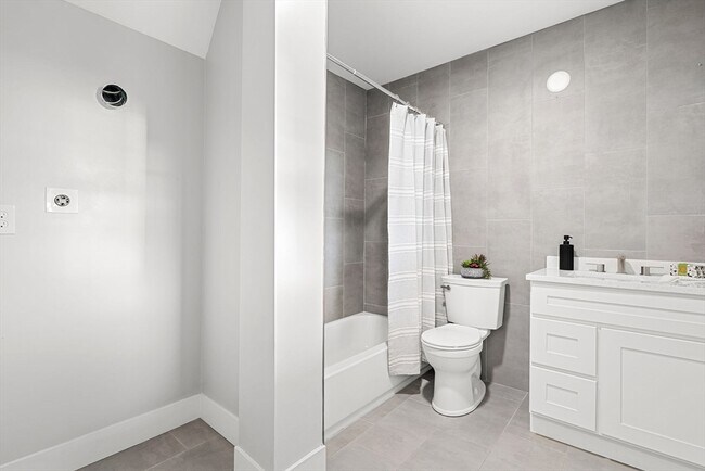 Building Photo - 679-683-683 Columbia Rd