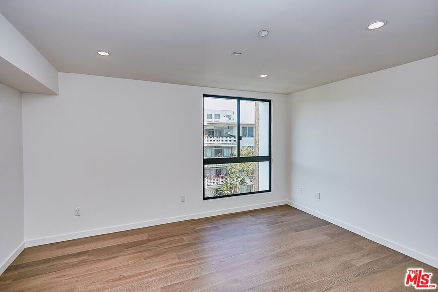 Building Photo - 328 N Maple Dr