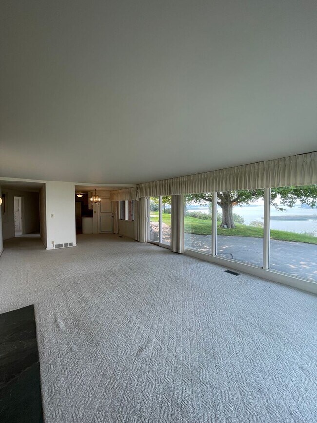 Building Photo - 302 N Crestview Dr